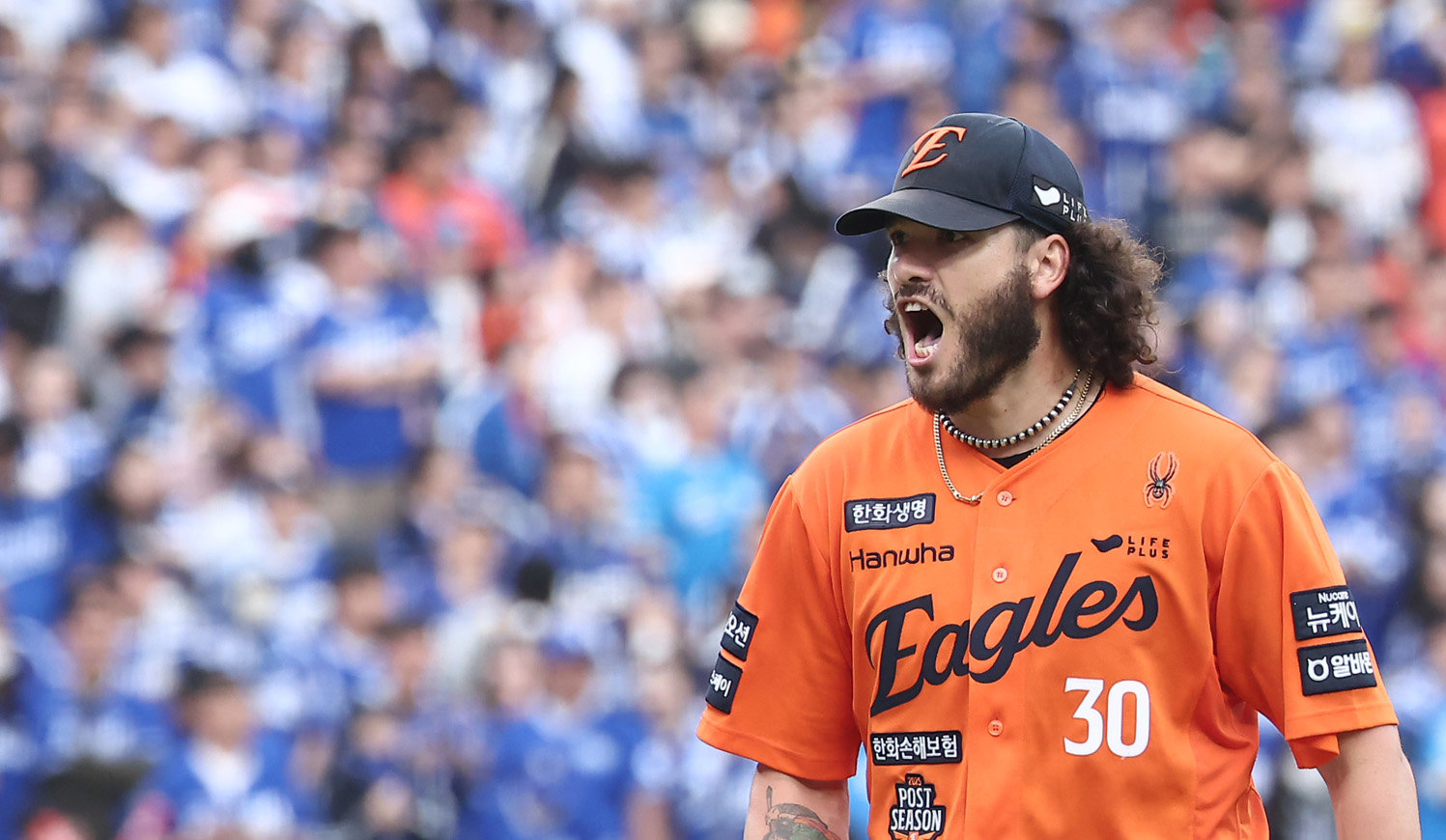 18일 대전 한화생명볼파크 열린 프로야구 2025 신한 SOL뱅크 KBO 플레이오프 1차전 삼성 라이온즈와 한화 이글스의 경기, 한화 선발 폰세가 6회초 2사 상황에서 삼성 김태훈을 중견수 플라이로 아웃시킨 후 포효하고 있다. 2025.10.18/뉴스1
