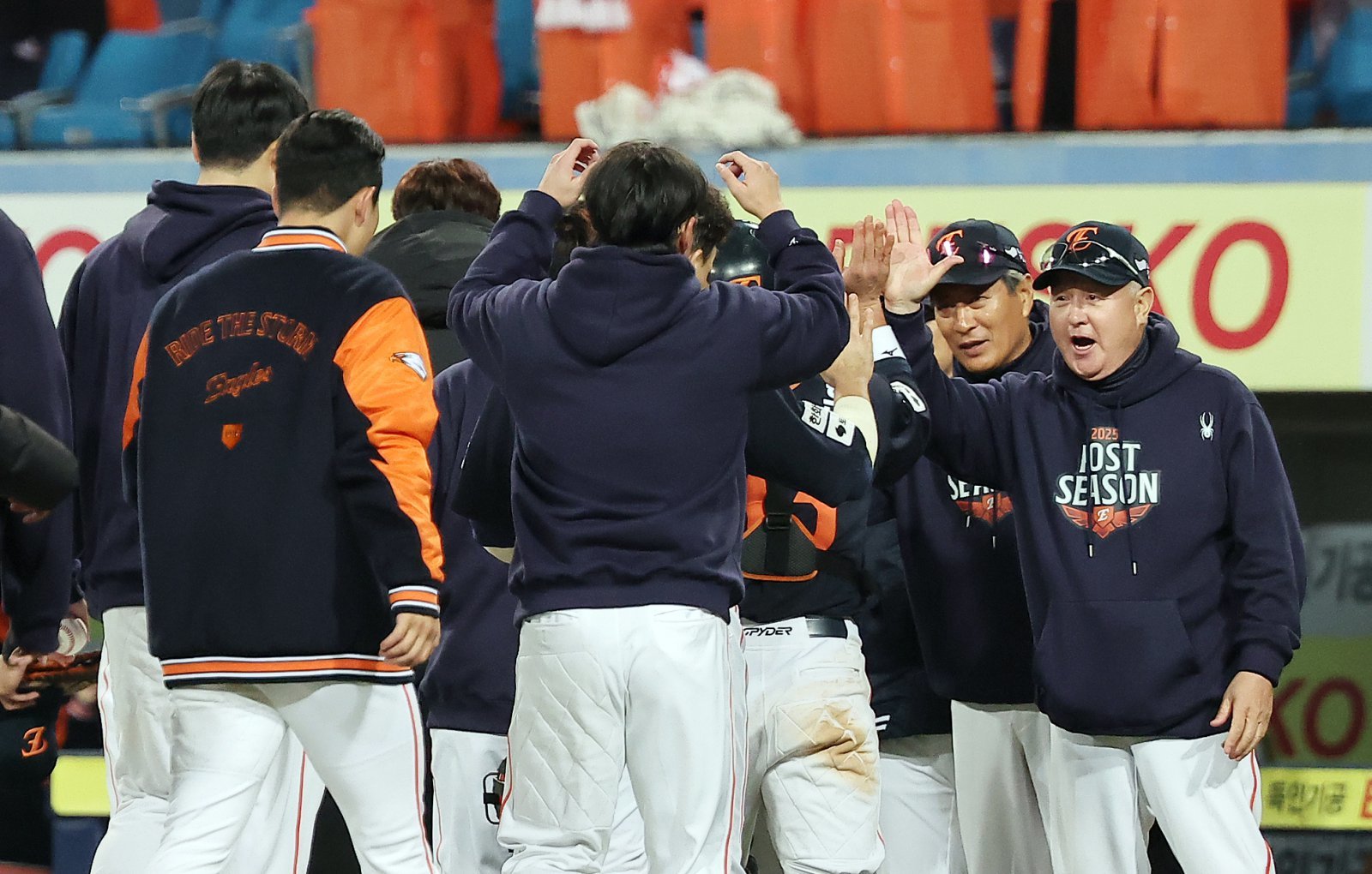 21일 대구삼성라이온즈파크에서 열린 2025 신한 SOL뱅크 KBO 포스트시즌 플레이오프 3차전 한화 이글스와 삼성 라이온즈의 경기, 5대4 승리를 거둔 한화 김경문 감독이 선수들과 기쁨을 나누고 있다. 2025.10.21/뉴스1