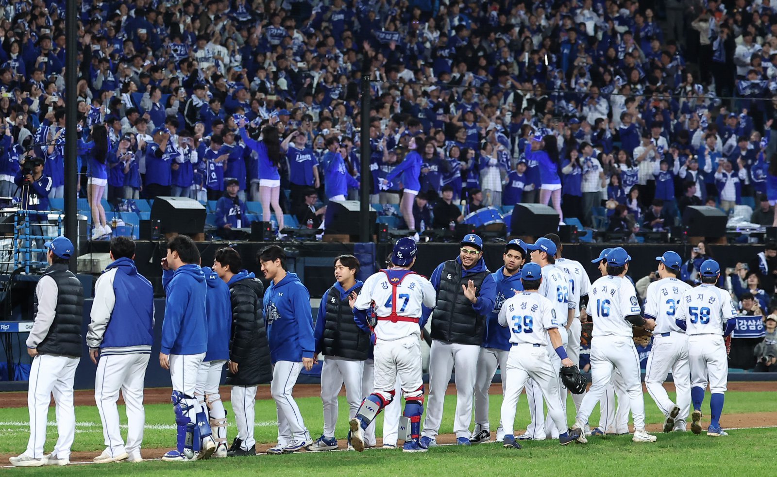 22일 대구삼성라이온즈파크에서 열린 2025 신한 SOL뱅크 KBO 포스트시즌 플레이오프 4차전 한화 이글스와 삼성 라이온즈의 경기에서 7-4로 승리를 거둔 삼성 선수들이 하이파이브를 하고 있다. 2025.10.22/뉴스1