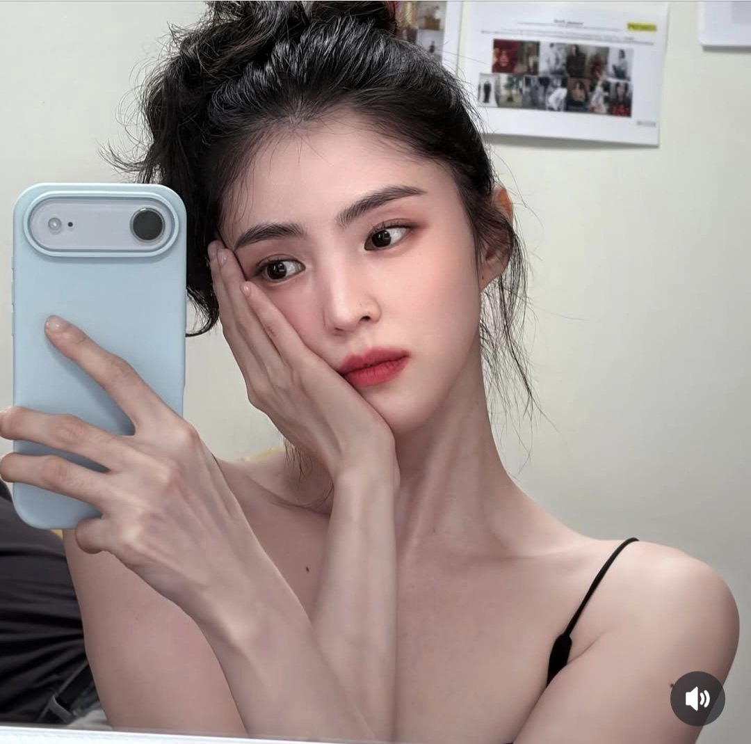 배우 한소희가 인스타그램을 통해 “춥다”라는 글과 함께 근황을 공개했다. 레드립과 웨이브 헤어로 청순하면서도 고혹적인 매력을 드러내 팬들의 감탄을 자아냈다. 뉴시스