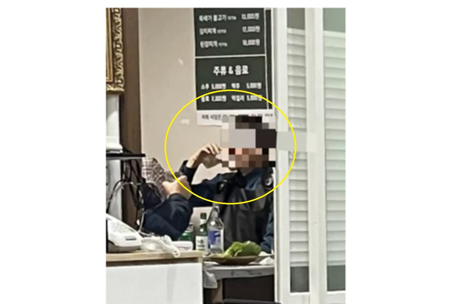 속초의 한 식당에서 제복을 입은 경찰관들이 회식 중 음주했다는 제보가 나왔다. 경찰은 “음주는 없었다”며 “음주측정 영상까지 확보했다”고 동아닷컴에 해명했다. 사진은 파출소 근처 식당에서 음료를 마시던 경찰관. 온라인커뮤니티 캡처