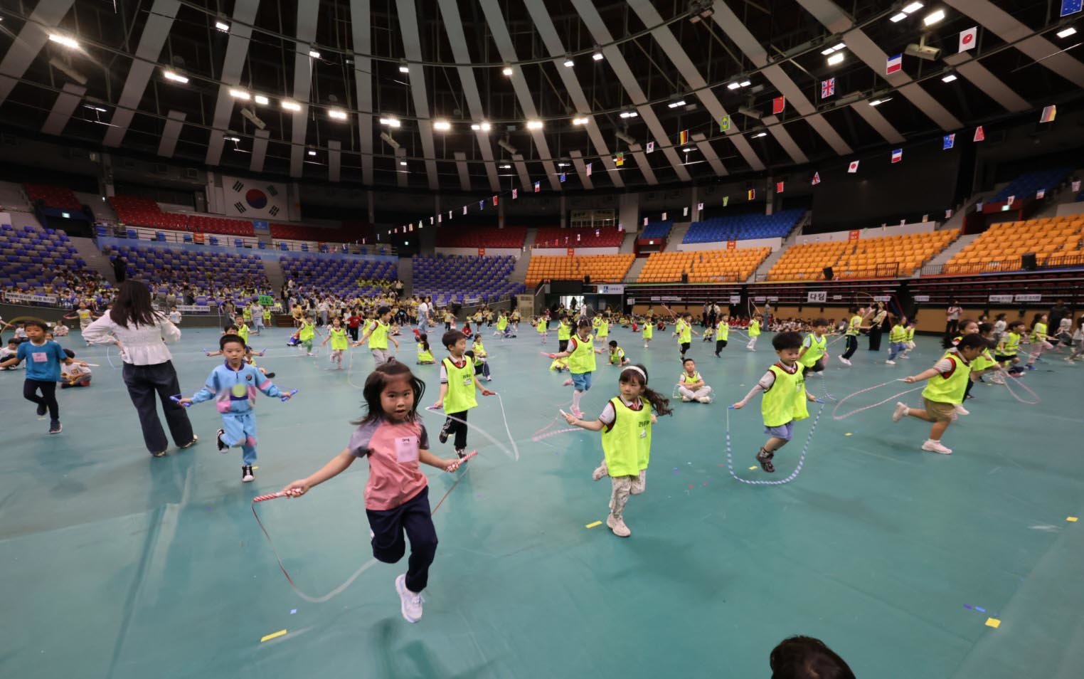 2일 경기 수원 종합운동장 실내체육관에서 열린 수원시 사립유치원 한마음줄넘기대회에서 어린이들이 줄넘기 실력을 뽐내고 있다. (사진=수원시 유치원연합회 제공) 2025.10.02 [서울=뉴시스]