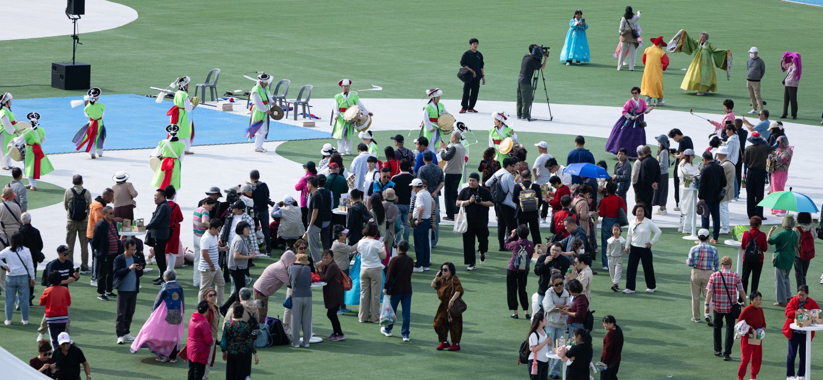 중국 단체관광객의 무비자 입국이 시작된 29일 크루즈를 타고 방한한 중국인 관광객들이 인천 중구 인천항 내항 1·8부두에서 환영 행사를 즐기고 있다. 정부는 9월 29일부터 내년 6월 30일까지 중국인 단체관광객의 무비자 입국을 허용하기로 했다. 이 기간 중국인 단체관광객들은 15일 범위 내에서 무비자로 입국해 관광할 수 있다. 2025.9.29/뉴스1