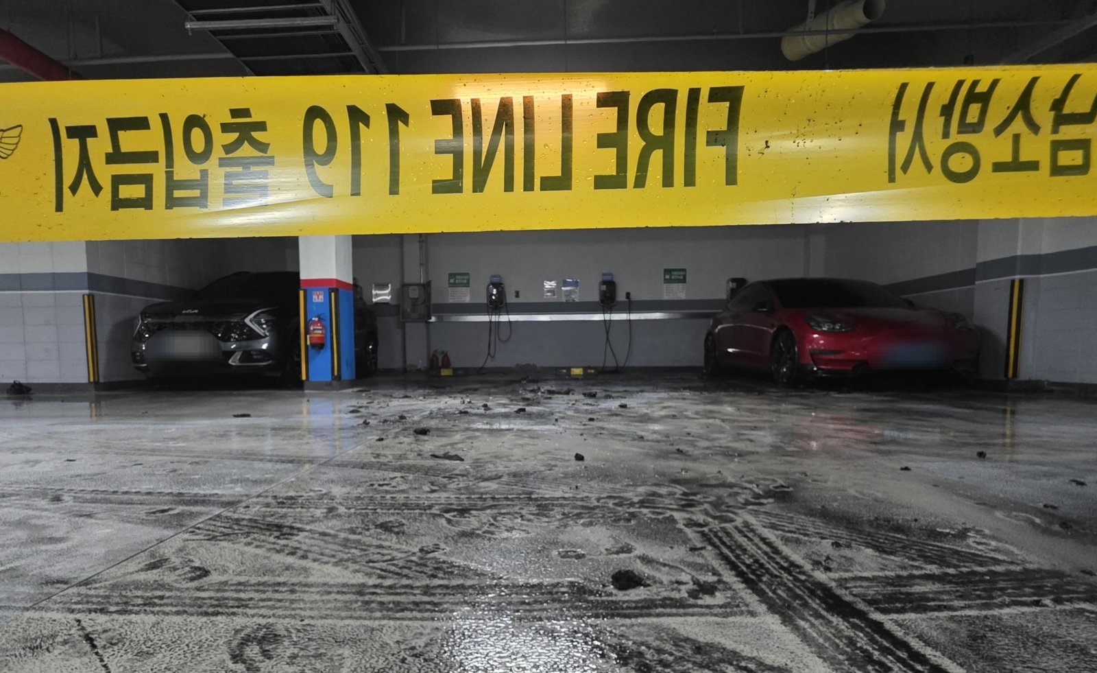 21일 충남 천안시 청당동의 한 아파트 지하주차장에서 충전 중이던 아이오닉5 전기차에 불이나 현장이 통제되고 있다. (출처=뉴스1)