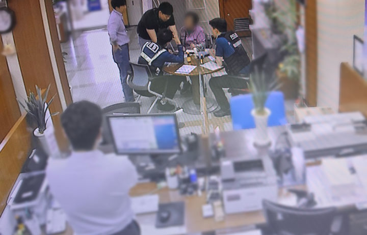 10월 15일, 은행원이 고액 인출을 수상히 여겨 1억 원 피해를 예방한 사례도 발생했다. ⓒ 뉴시스