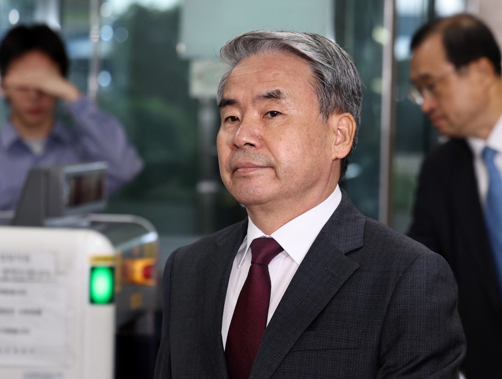 채상병 순직 및 수사 외압·은폐 의혹의 핵심 피의자인 이종섭 전 국방부 장관이 23일 오전 서초구 서울중앙지방법원에서 열린 구속 전 피의자 심문(영장실질심사)에 출석하고 있다. 2025.10.23. 뉴스1