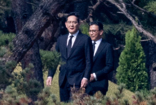 이재용 삼성전자 회장이 25일 오전 경기도 수원시 장안구 소재 故 이건희 삼성 선대회장 선영에서 열린 3주기 추도식에 참석하고 있다.  2023.10.25. 뉴스1