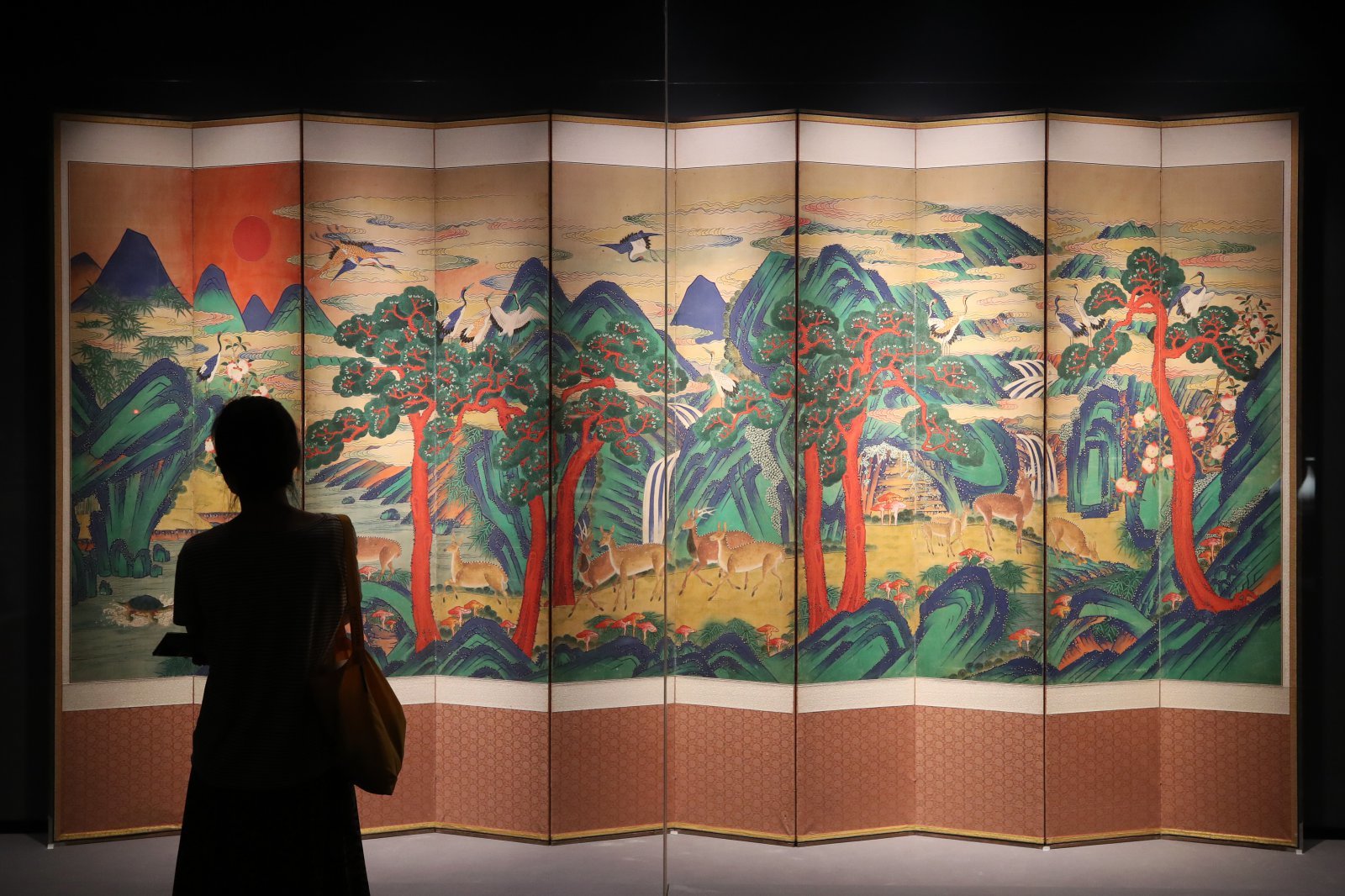 고(故) 이건희 삼성전자 회장이 생전 수집했다가 국가에 기증한 이른바 ‘이건희 컬렉션’ 특별 전시회가 개최된 21일 오전 서울 용산구 국립중앙박물관에서 시민들이 ‘위대한 문화유산을 함께 누리다 - 고故 이건희 회장 기증 명품전’을 관람하고 있다. 2021.7.21. 뉴스1