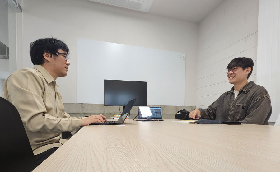 향후 계획을 소개하는 최신범 대표(오른쪽) / 출처=IT동아