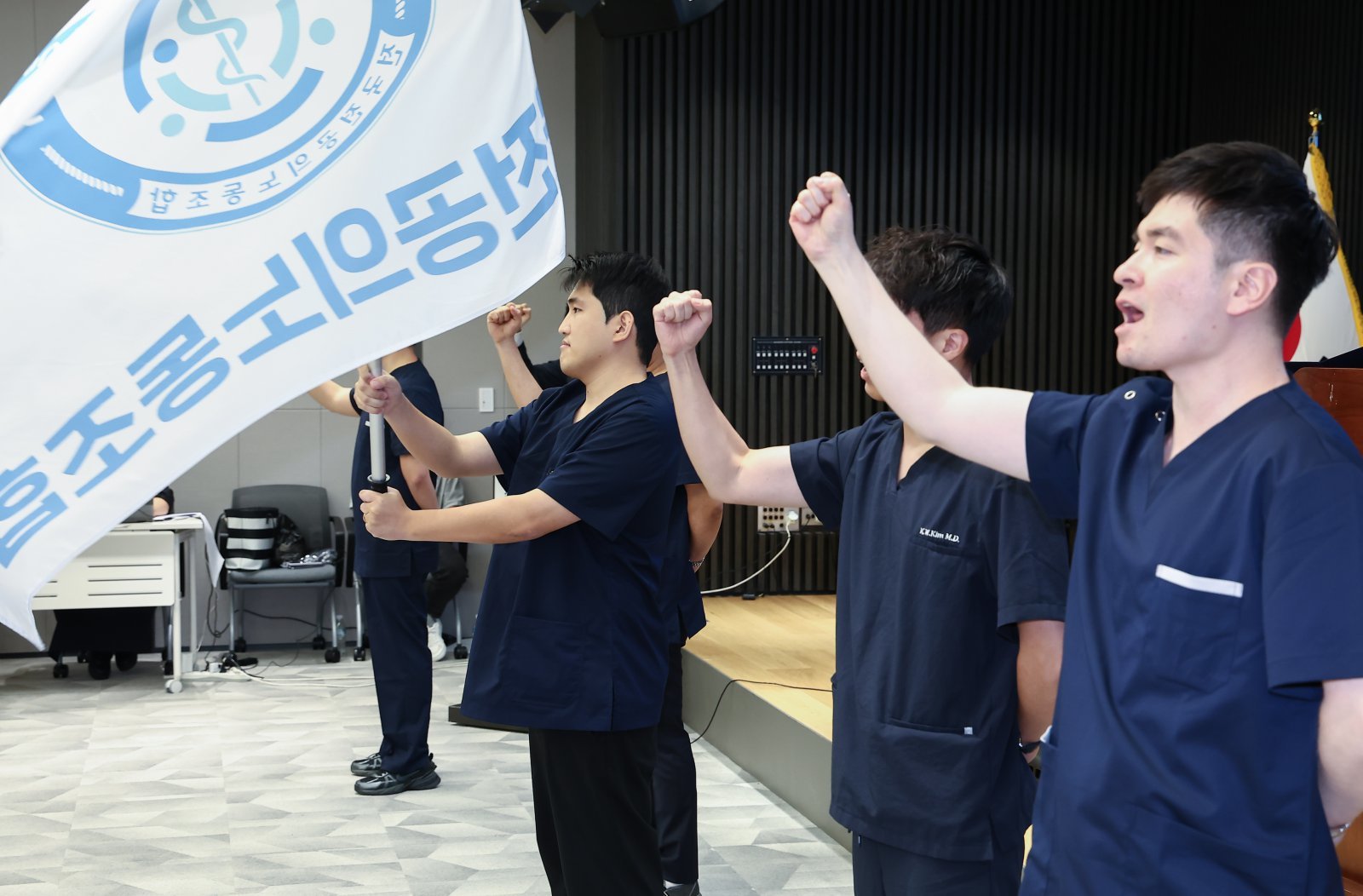 유청준 전국전공의노동조합 위원장과 집행부가 서울 용산구 대한의사협회에서 열린 전공의노조 출범식에서 노동조합 깃발을 흔들고 있다. /뉴스1