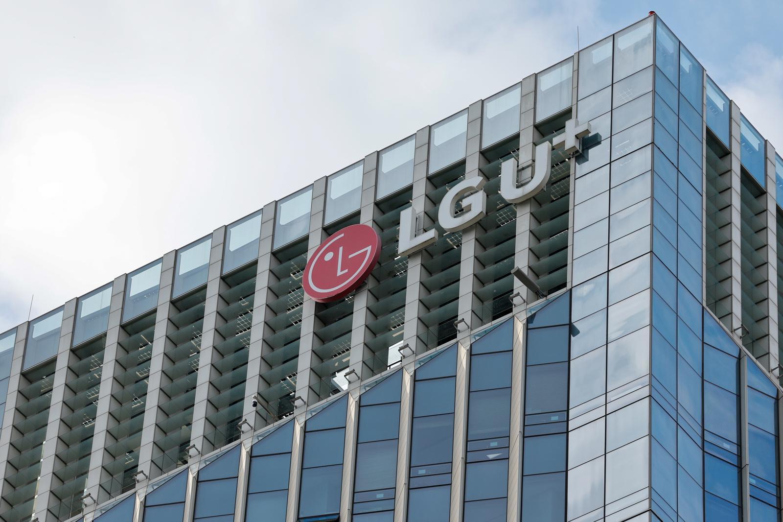 LG유플러스가 계정 관리 서버 1대 폐기 논란에 대해 시스템 재구축에 따른 조치일 뿐 해킹 등과 무관하다고 밝혔다. 해킹 정황이 있음에도 이를 축소하려 했다는 의혹에 대해서는 “한국인터넷진흥원(KISA)에 신고하겠다”는 입장을 밝혔다. 사진은 23일 서울 LG유플러스 용산 사옥. 2025.10.23 (서울=뉴스1)