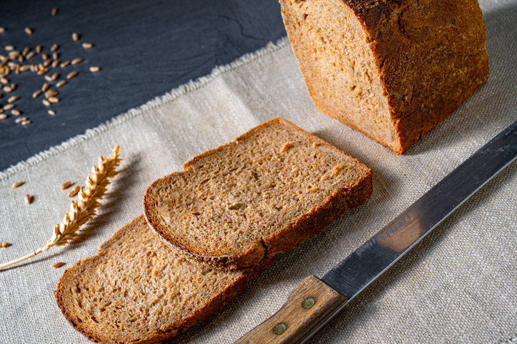 호밀빵은 변비 완화에 도움이 되지만 하루 6~8조각을 먹는 것은 현실적으로 쉽지 않다. 사진=게티이미지코리아.