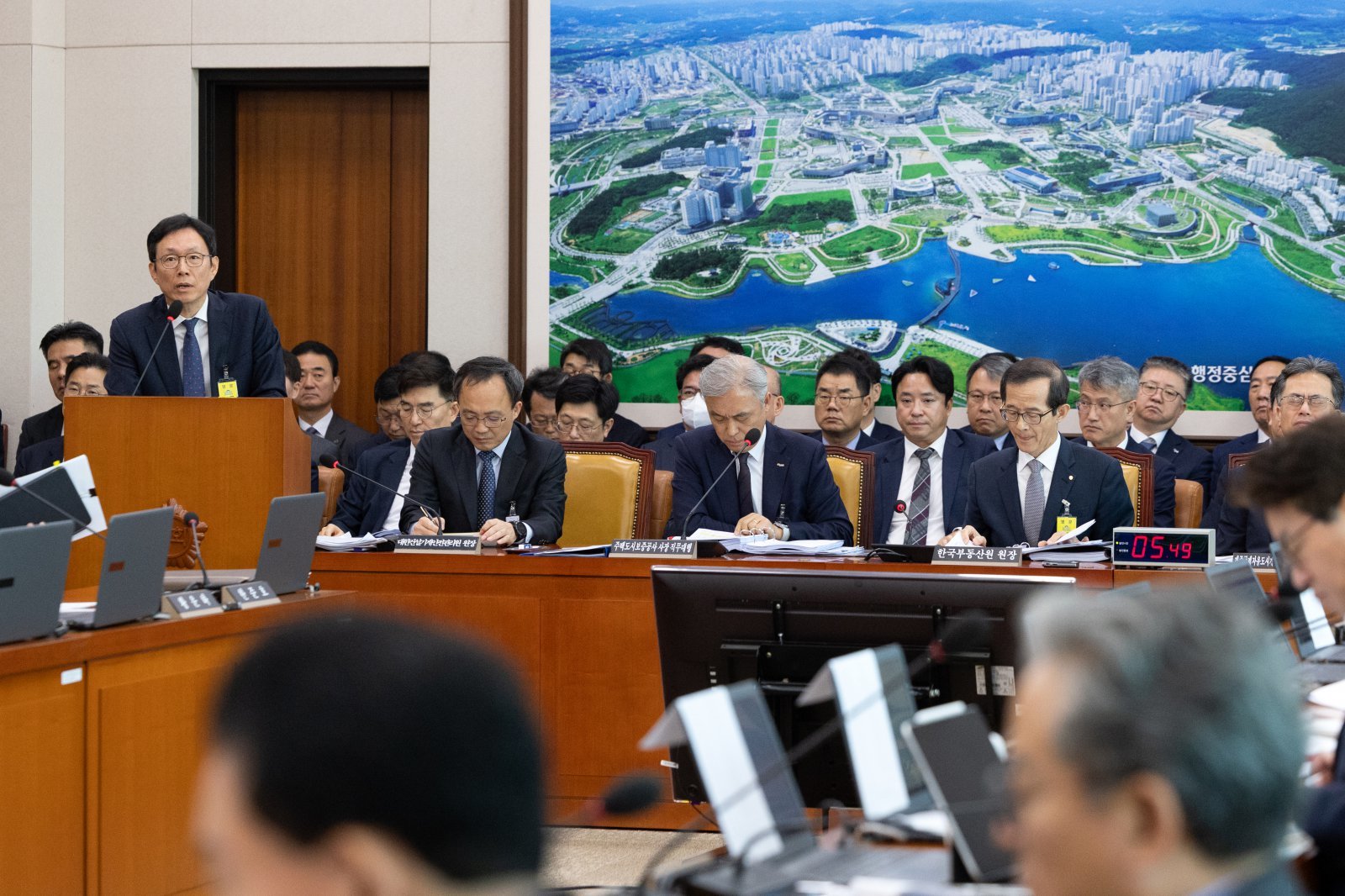 김규철 국토교통부 주택토지실장이 23일 서울 여의도 국회에서 열린 국토교통위원회 한국부동산원 등에 대한 국정감사에 출석해 의원 질의에 답변하고 있다. 2025.10.23/뉴스1