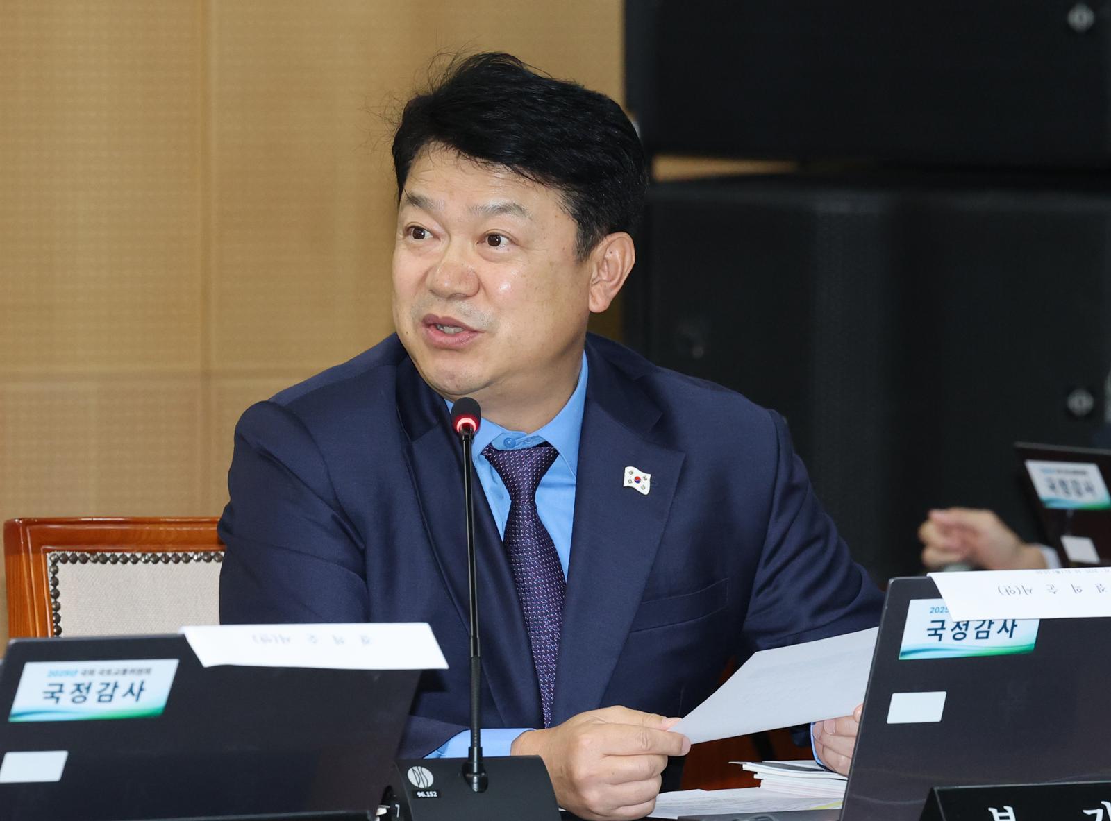 복기왕 더불어민주당 의원이 21일 한국철도공사(코레일) 대전본사에서 열린 국회 국토교통위원회의 한국철도공사, 국가철도공단, (주)에스알 등에 대한 국정감사에서 질의하고 있다. 2025.10.21/뉴스1