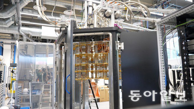 지난달 핀란드 헬싱키의 냉각기 제조기업 블루포스의 생산 시설에서 다양한 크기의 양자컴퓨터용 냉각기가 제작되고 있다. 사진은 1000큐비트 이상급 초전도 양자컴퓨터 냉각기인 ‘키데(KIDE)’가 만들어지는 모습. 
에스포·헬싱키=전성훈 동아사이언스 PD 
pabiano95@donga.com