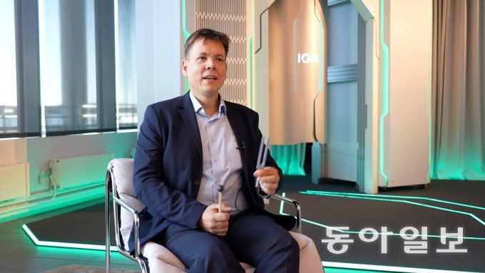 유하 바르티아이넨 IQM 최고글로벌담당자(CGAO)가 소리굽쇠를 꺼내 초전도체 회로 방식 양자컴퓨터의 원리를 설명하고 있다. 에스포·헬싱키=전성훈 동아사이언스 PD 
pabiano95@donga.com