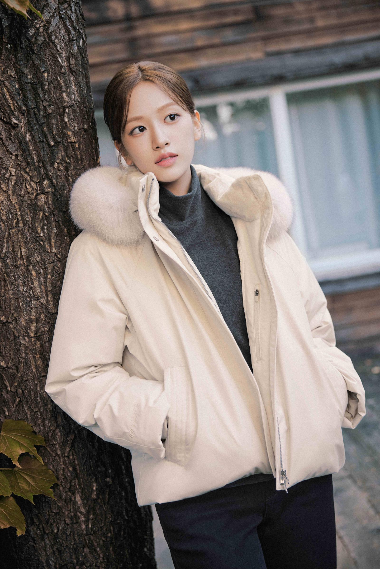 네파 아르테 윈드스토퍼 숏다운 자켓을 입은 안유진