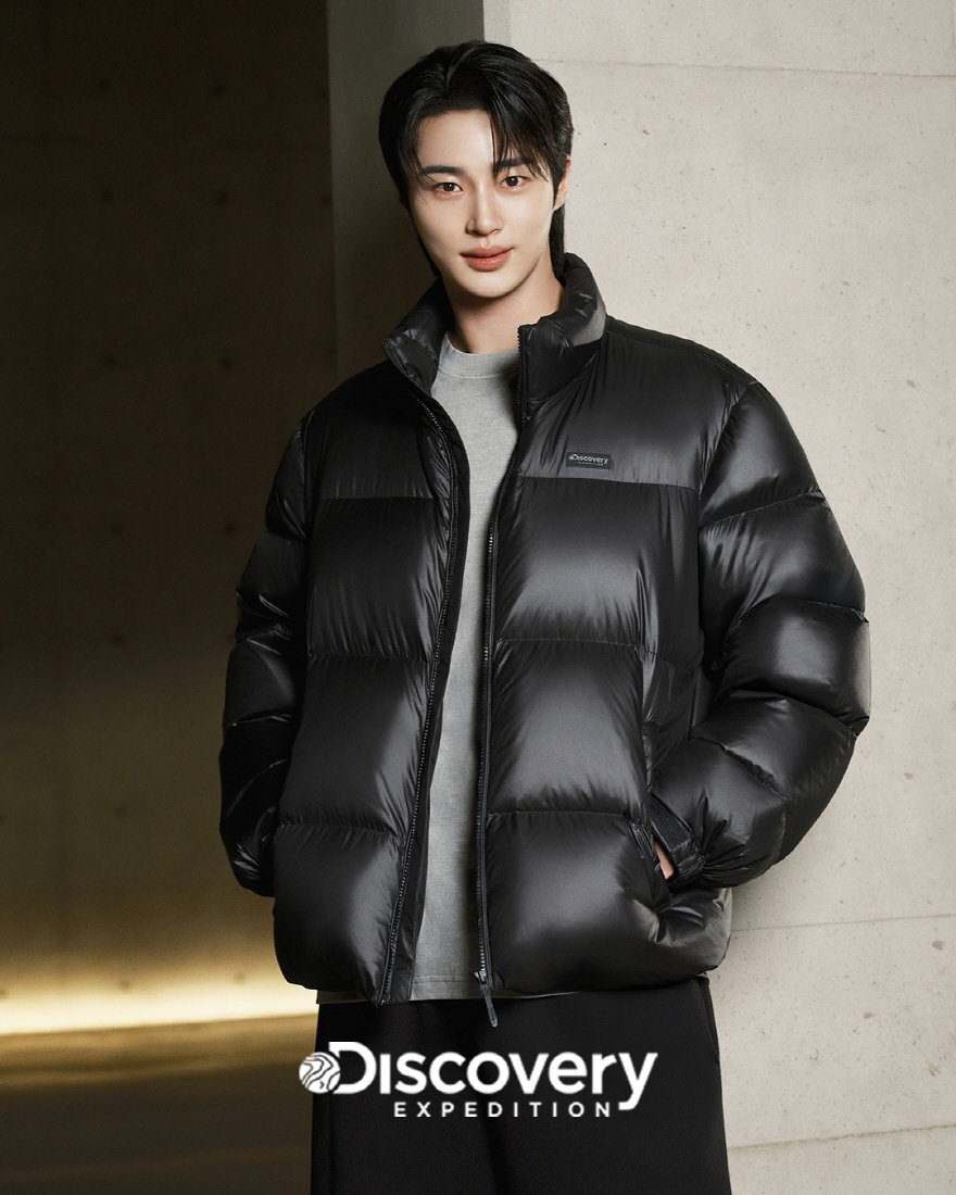 디스커버리 익스페디션 반슬리 다운 숏패딩을 입은 변우석