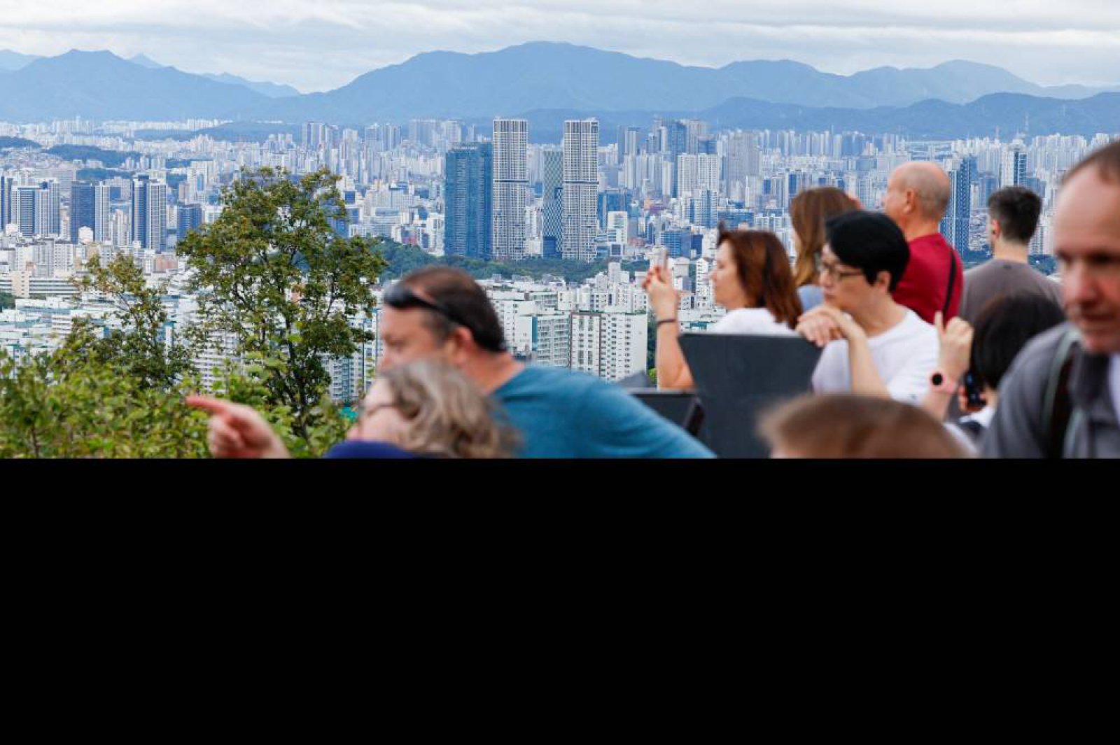 서울 남산에서 외국인 관광객들이 도심 전경을 감상하고 있다. 2025.10.12/뉴스1