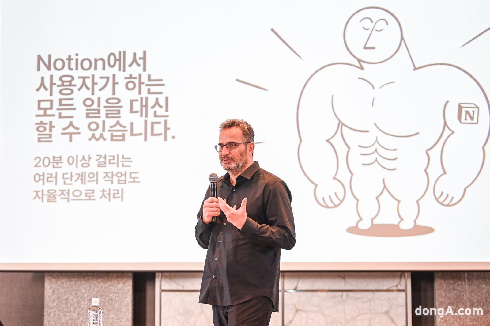 퍼지 코스로우샤히 노션 CTO가 기자간담회에서 발표를 하고 있다.