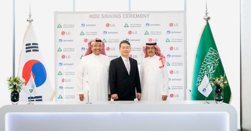 LG전자가 네옴시티 ‘옥사곤’에 들어설 AI 데이터센터에 냉각 솔루션 공급을 위한 양해각서(MOU)를 체결했다. 전자 유통기업 셰이커그룹 압둘라 아부나얀 회장, LG전자 조주완 최고경영자(CEO), 전력회사 아쿠아파워 무함마드 아부나얀 회장(왼쪽부터).
