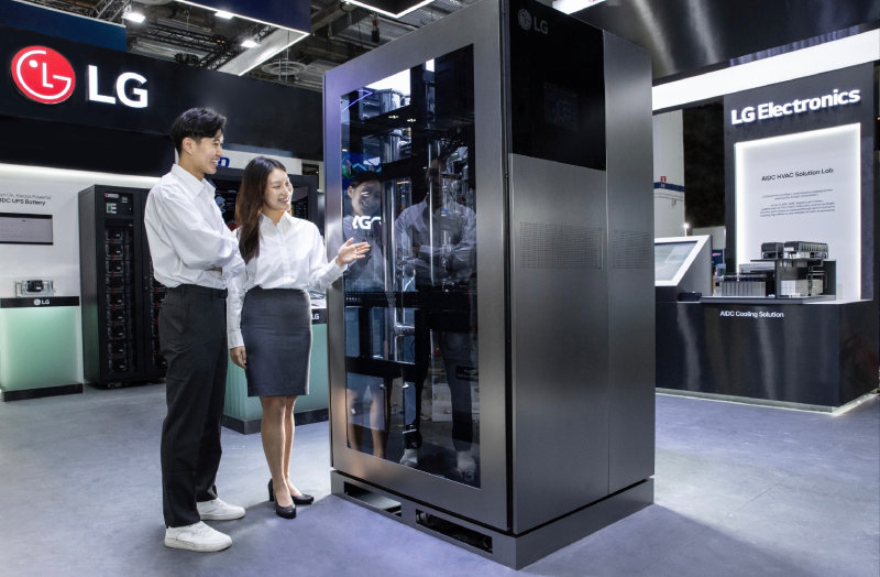 LG전자는 싱가포르에서 열린 ‘데이터센터 월드 아시아 2025’에서 AI 데이터센터 내 칩의 열을 냉각시키는 액체냉각 솔루션 중 하나인 냉각수 분배 장치(CDU·Coolant Distribution Unit)를 선보였다.