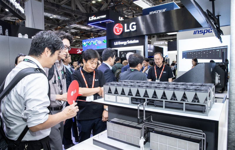 LG전자·LG CNS·LG에너지솔루션 등 3사가 ‘One LG’ 통합 솔루션을 앞세워 ‘데이터센터 월드 아시아 2025’에 참여했다. LG전자 평택 칠러공장에 마련된 ‘AI 데이터센터 전용 테스트베드’ 축소 모형을 살펴보고 있다.