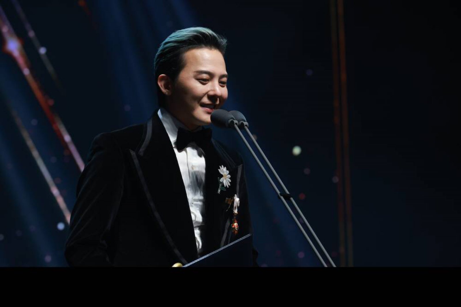 그룹 빅뱅의 지드래곤이 23일 오후 서울 중구 국립극장 해오름극장에서 열린 ‘2025 대한민국 대중문화예술상 시상식’에서 옥관문화훈장을 받고 수상소감을 밝히고 있다. 한국콘텐츠진흥원 제공