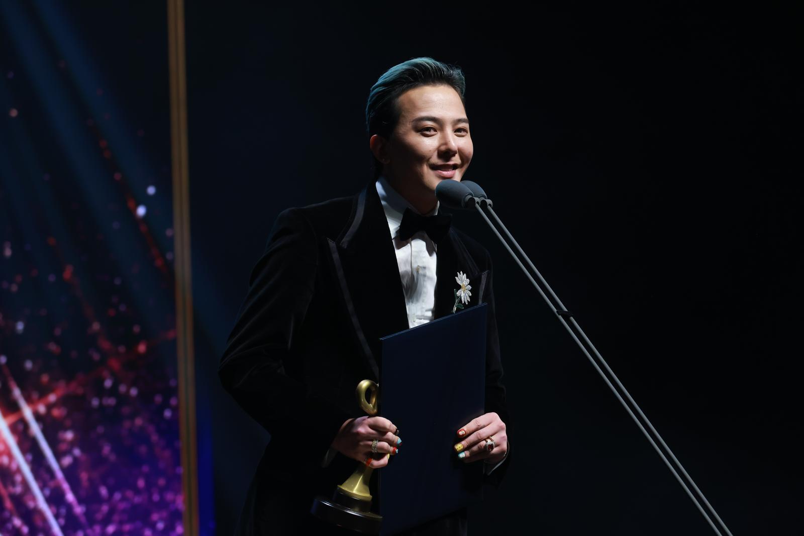 그룹 빅뱅의 지드래곤이 23일 오후 서울 중구 국립극장 해오름극장에서 열린 ‘2025 대한민국 대중문화예술상 시상식’에서 옥관문화훈장을 받고 수상소감을 밝히고 있다. 한국콘텐츠진흥원 제공