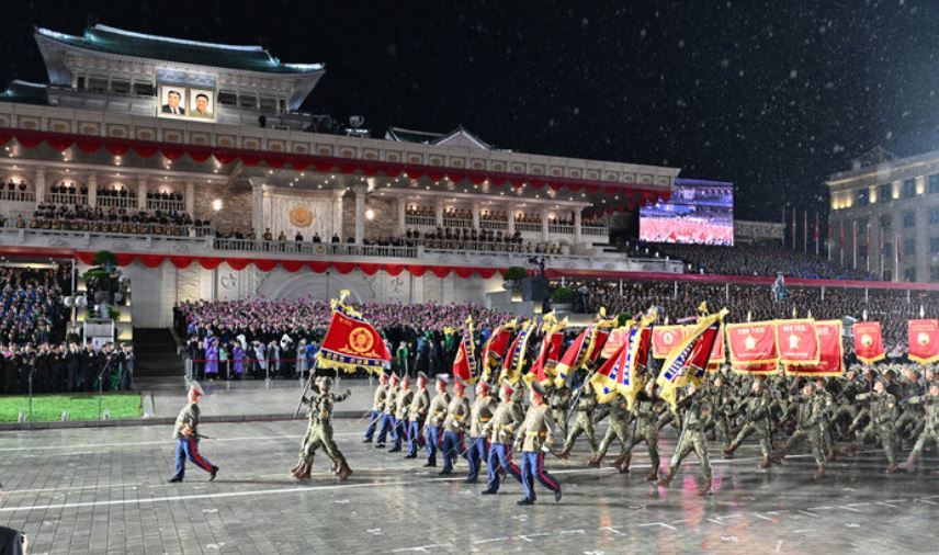 10일 평양 김일성광장에서 열린 열병식 장면. 북한군 열병대오가 김정은이 지켜보는 주석단 앞을 통과하고 있다. 조선중앙TV 캡처