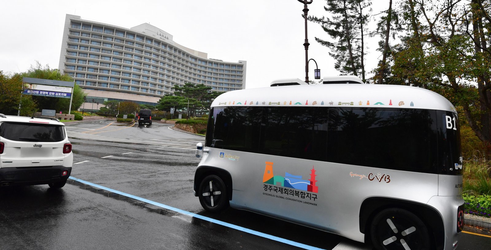 이날 경주 보문단지 일원에서 정상회의 참석자와 시민을 위한 한국형 자율주행 셔틀버스가 운행되는 모습. 뉴스1