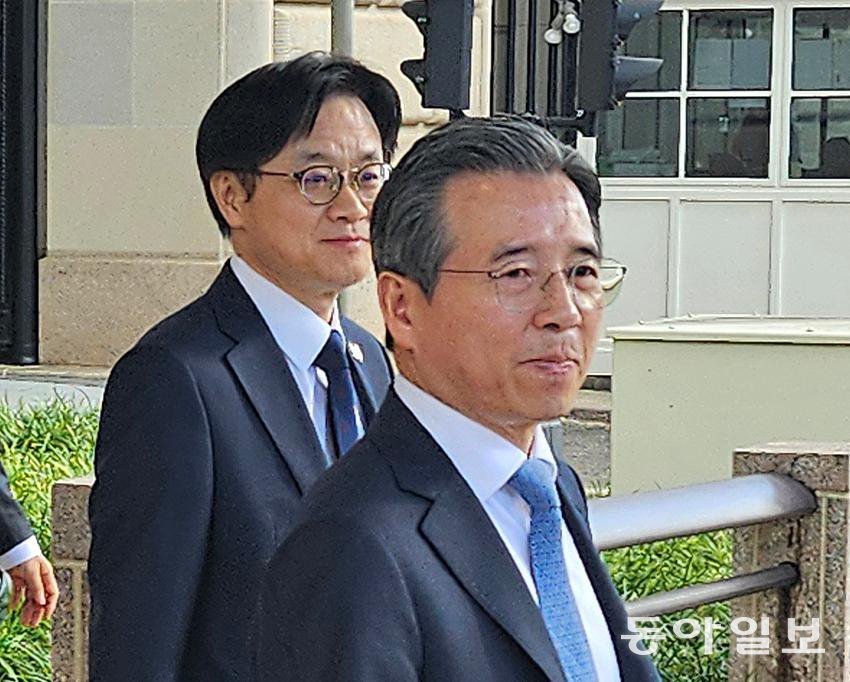 김용범 대통령정책실장(오른쪽)과 김정관 산업통상부 장관이 22일(현지 시간) 미국 워싱턴 상무부 청사에서 하워드 러트닉 상무장관 등과 회동을 마친 뒤 청사를 나서고 있다. 워싱턴=신진우 특파원 niceshin@donga.com