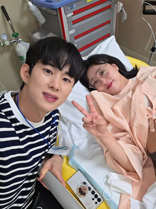 쌍둥이를 출산한 유튜버 임라라가 중환자실에 입원했다. 남편 손민수는 “라라가 수혈 후 회복 중”이라며 팬들에게 감사 인사를 전했다.