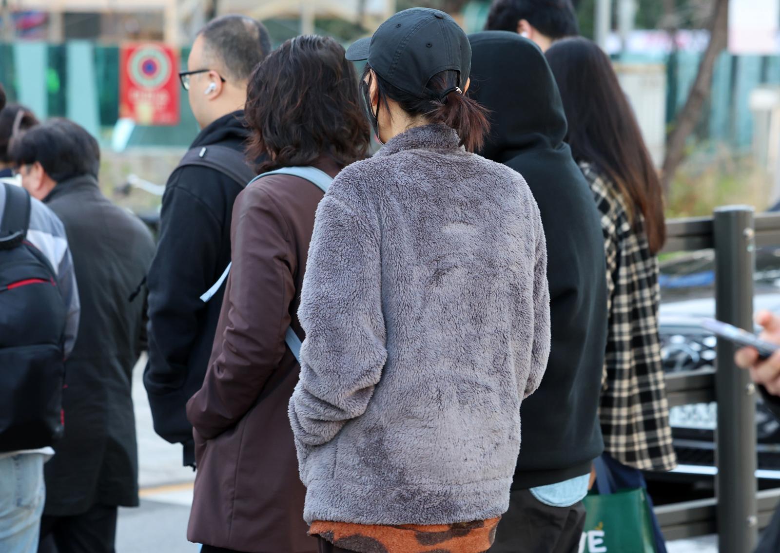 쌀쌀한 날씨가 이어지고 있는 22일 오전 서울 종로구 광화문네거리에서 두꺼운 외투를 입은 시민이 발걸음을 재촉하고 있다. 2025.10.22 뉴시스