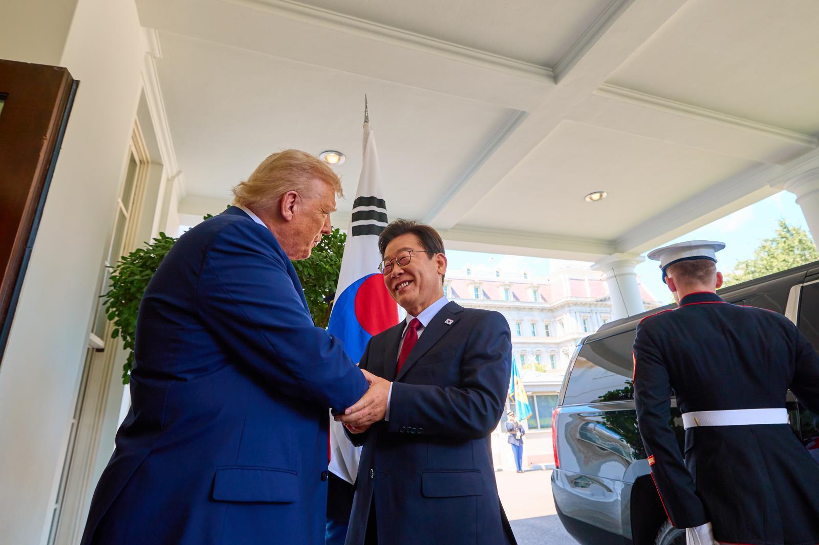이재명 대통령이 지난 8월 25일(현시시간) 한미 정상회담을 하기 위해 미국 워싱턴 DC 백악관에 도착, 도널드 트럼프 미국 대통령과 악수하고 있다. 2025.8.28 이재명 대통령 SNS
