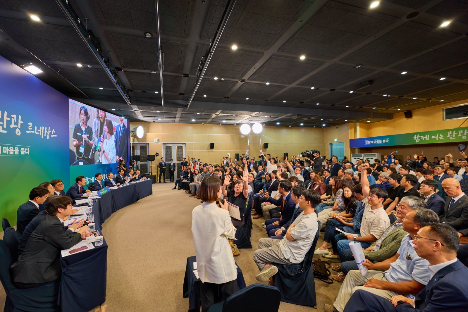 이재명 대통령이 지난 12일 강원 춘천시 강원창작개발센터에서 열린 ‘강원의 마음을 듣다’ 타운홀 미팅에서 참석자들의 질문을 받고 있다. 2025.9.13 이재명 대통령 SNS
