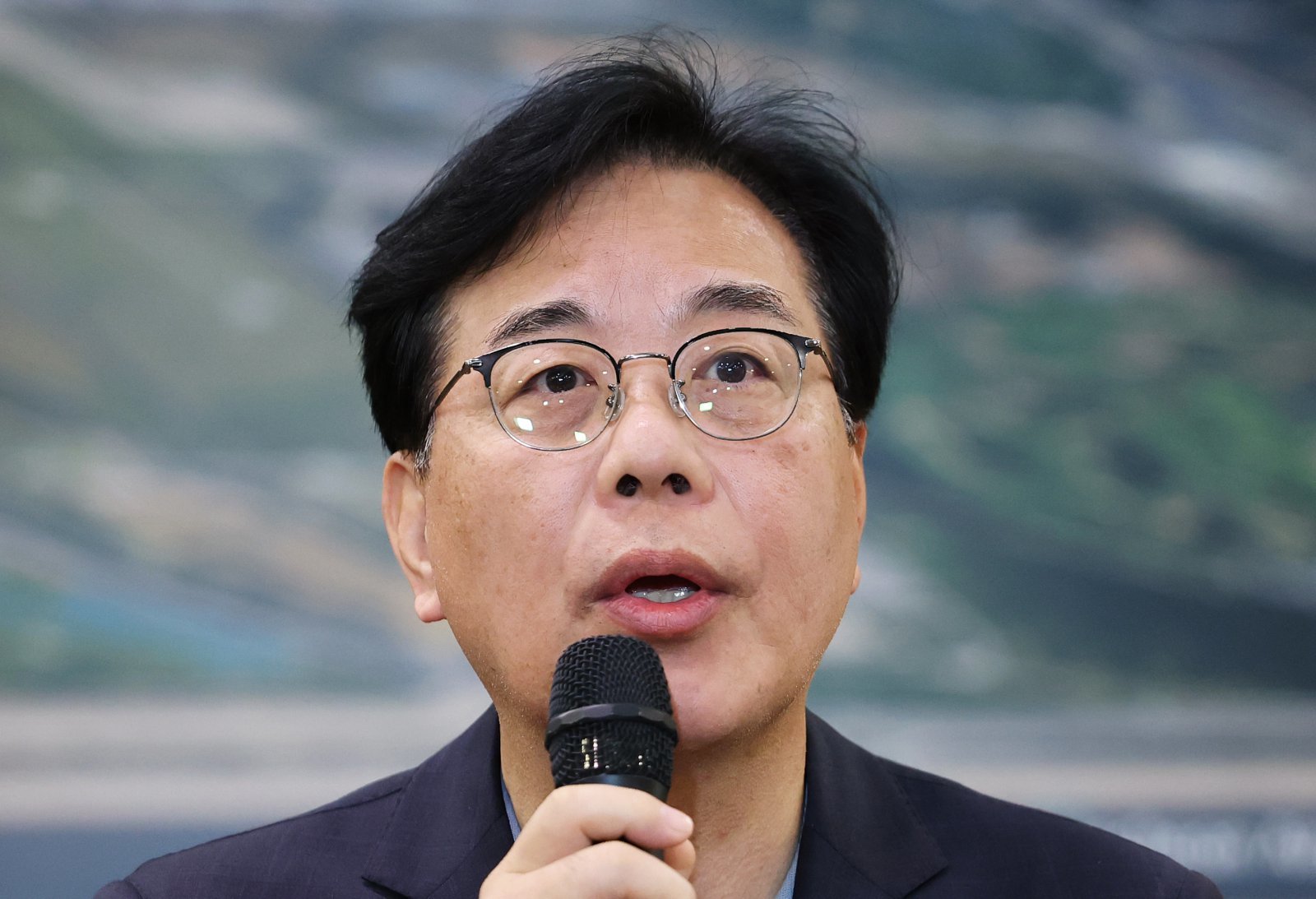 캄보디아 납치·감금 사태 관련 현장 국정감사를 마치고 돌아온 송언석 국민의힘 원내대표가 23일 오전 인천국제공항 제1터미널에서 열린 캄보디아 사태 관련 기자간담회에서 발언하고 있다. 2025.10.23/뉴스1