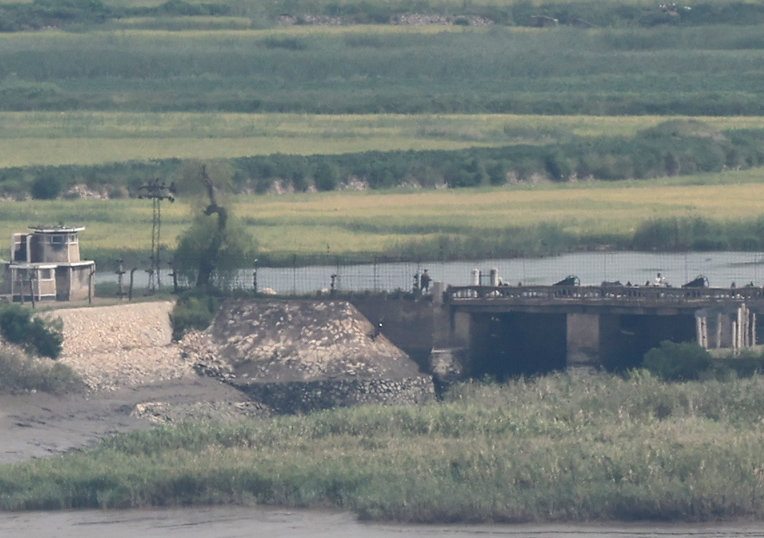 북한의 정권수립일(9.9절)을 하루 앞둔 8일 인천 강화군 강화평화전망대에서 바라본 북한 황해북도 개풍군의 한 마을 인근 다리에서 북한군이 경계근무를 서고 있다. 2025.09.08. [인천=뉴시스]