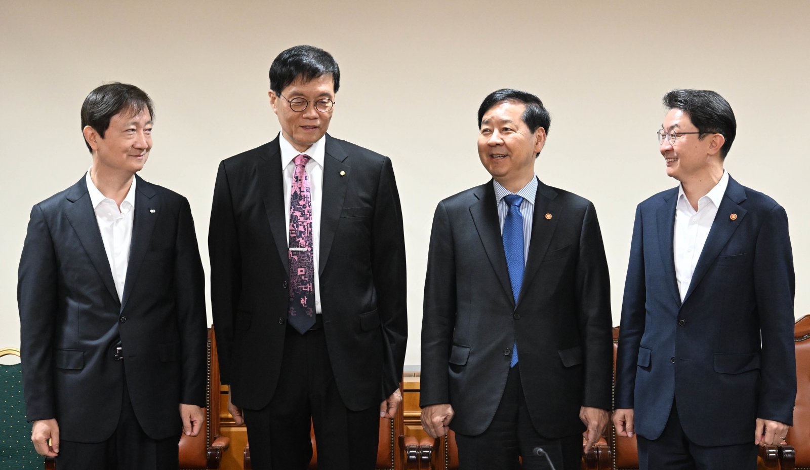 구윤철 부총리 겸 기획재정부 장관이 24일 오전 서울 중구 은행연합회에서 열린 시장상황점검회의에서 참석자들과 기념촬영을 하고 있다. 왼쪽부터 이찬진 금감원장, 이창용 한은 총재, 구 부총리, 이억원 금융위원장. 기획재정부 제공.