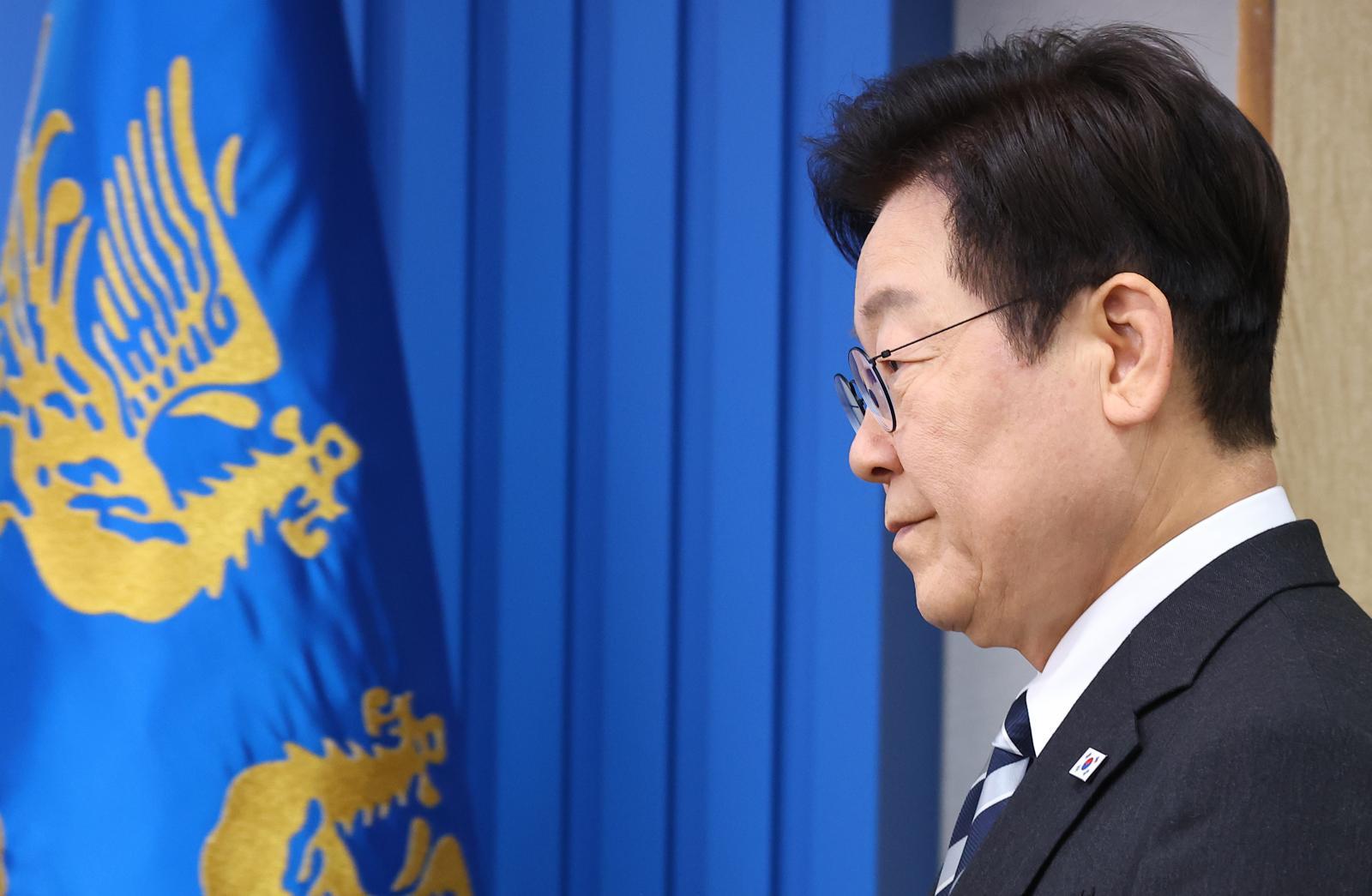 이재명 대통령이 23일 서울 용산 대통령실 청사에서 열린 수석보좌관회의에 입장하고 있다. 2025.10.23 대통령실통신사진기자단