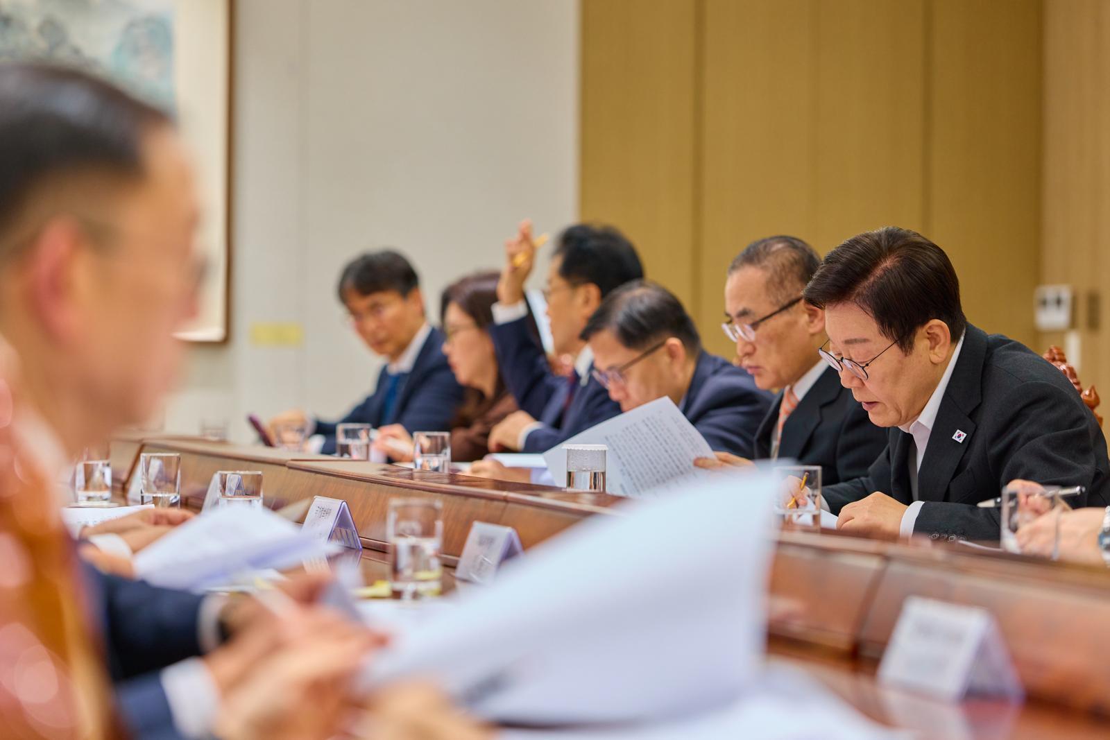이재명 대통령이 지난 23일 서울 용산 대통령실 청사에서 열린 초국가범죄 대응 관계장관 회의에서 자료를 살펴보고 있다. 2025.10.24 대통령실 제공
