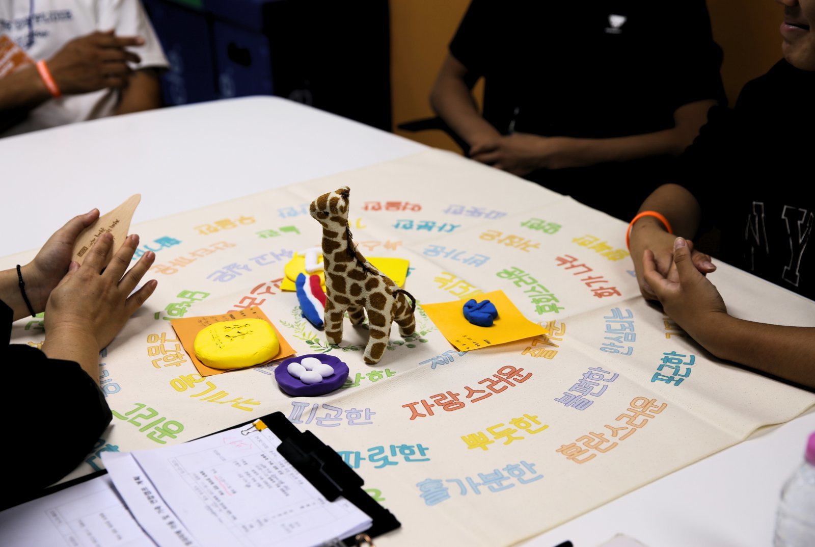 월드비전 하트힐링 캠프에서 참가 가족들이 심리상담사의 안내에 따라 감정 표현 활동을 진행하고 있다. 월드비전 제공