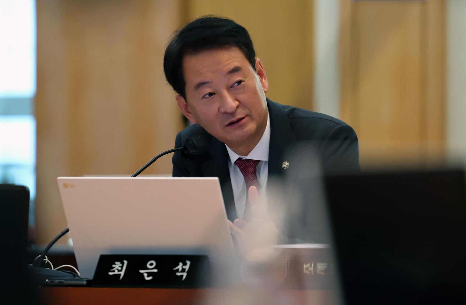 최은석 국민의힘 의원이 24일 대구 중구 한국은행 대구경북본부에서 열린 대구지방국세청·대구본부세관·대구지방조달청·동북지방통계청·한국은행 대구경북본부·포항본부에 대한 국정감사에서 질의하고 있다. 2024.10.24 대구=뉴시스