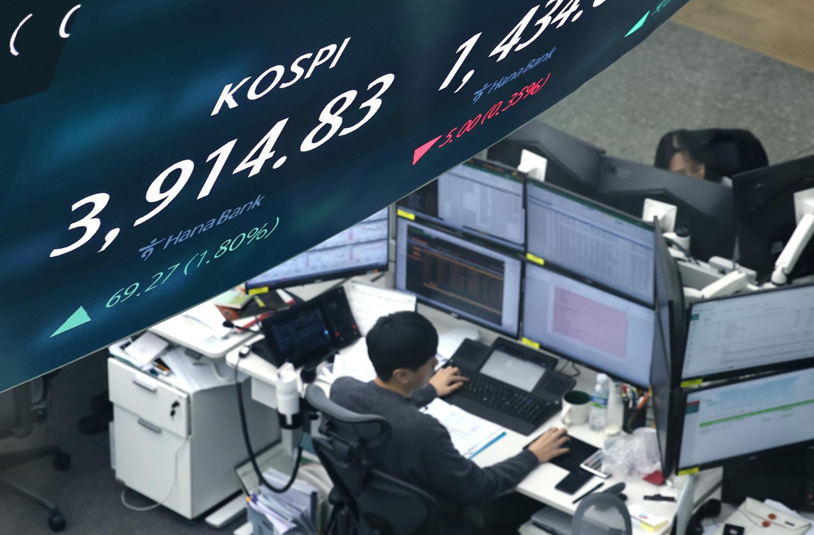 24일 오전 서울 중구 하나은행 본점 딜링룸 전광판에 코스피 지수가 나타나고 있다. 이날 코스피는 개장 직후 3,900선을 재돌파하면서 장중 사상 최고치를 또 경신했다. 2025.10.24 뉴스1