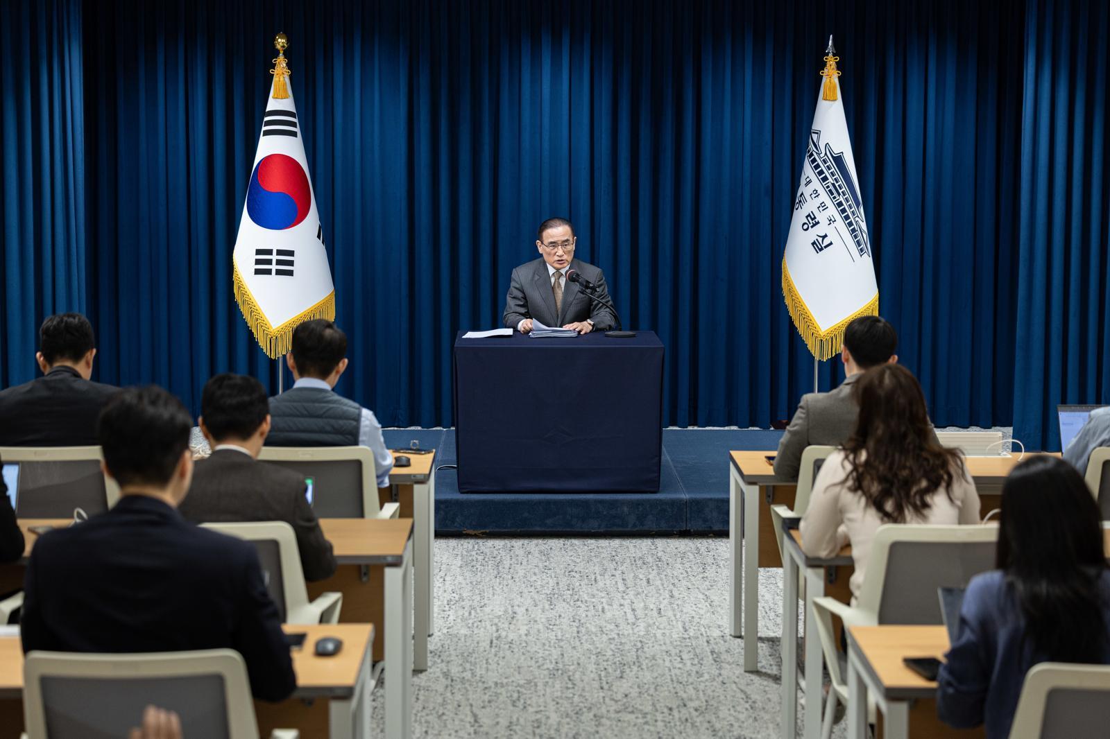 위성락 국가안보실장이 24일 서울 용산 대통령실 청사에서 이재명 대통령의 ASEAN 순방 및 APEC 정상회의 일정 관련 브리핑을 하고 있다. 뉴스1