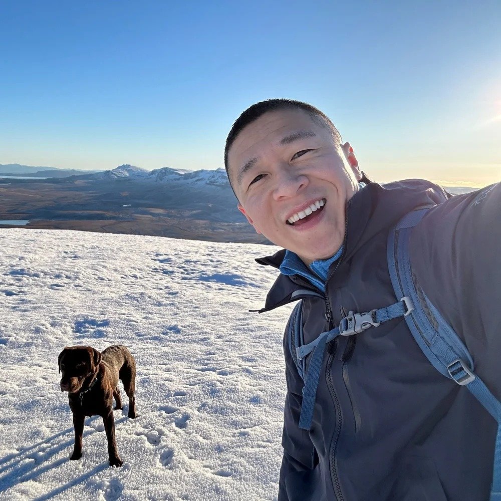 샘 스트루언의 모습. ‘일자리도, 살 곳도, 인맥도 없이 2012년 새로운 나라로 이주’했다고 자신을 소개하는 샘 스트루언은 같은 해 애플스토어의 ‘샘성’ 직원으로 온라인에서 화제가 되는 당혹스러운 경험을 했다. (출처=샘스트루언닷컴)