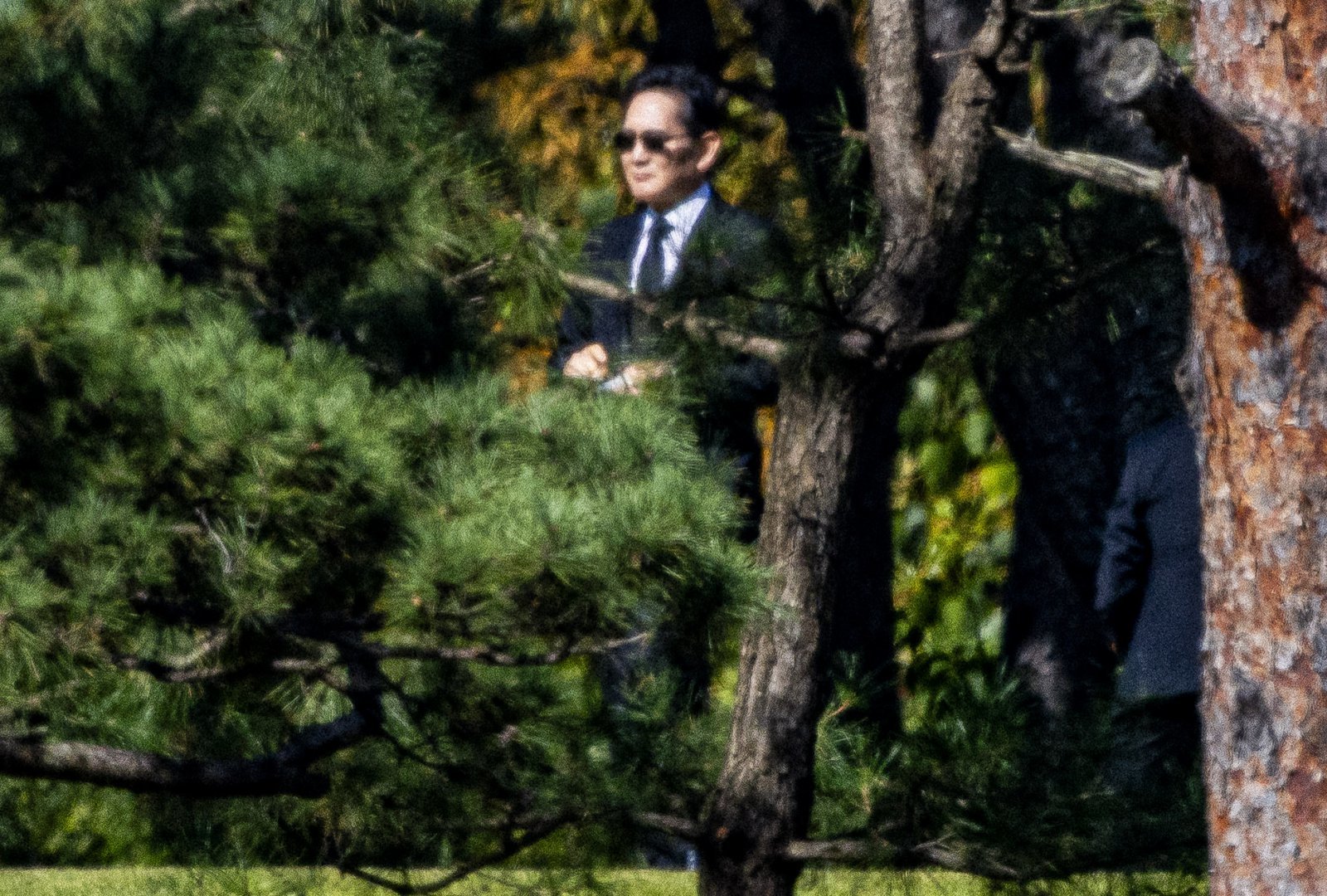 이재용 삼성전자 회장이 24일 경기도 수원 선영에서 진행된 고(故) 이건희 삼성 선대회장의 5주기 추도식에 참석하고 있다. 2025.10.24 수원=뉴시스