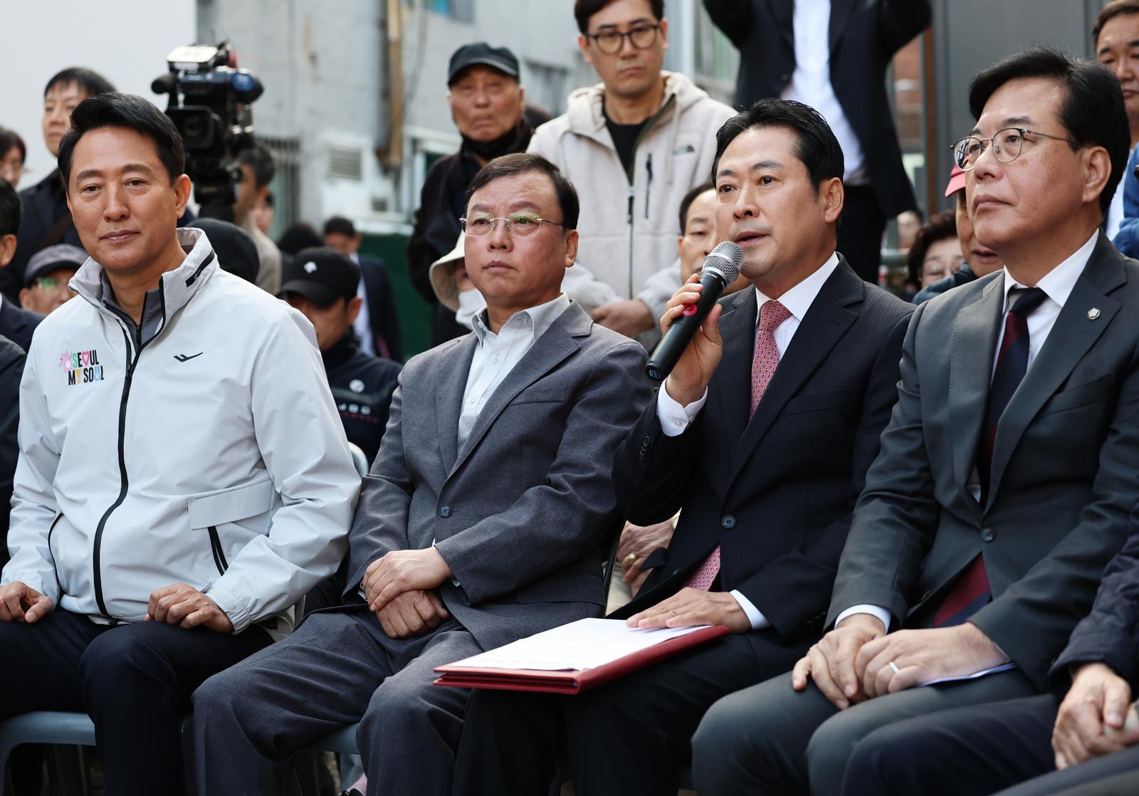 장동혁 국민의힘 대표가 24일 오전 서울 노원구 상계5 재정비촉진구역에서 열린 국민의힘-서울특별시 부동산 대책 현장 회의에서 발언하고 있다. 2025.10.24 뉴스1