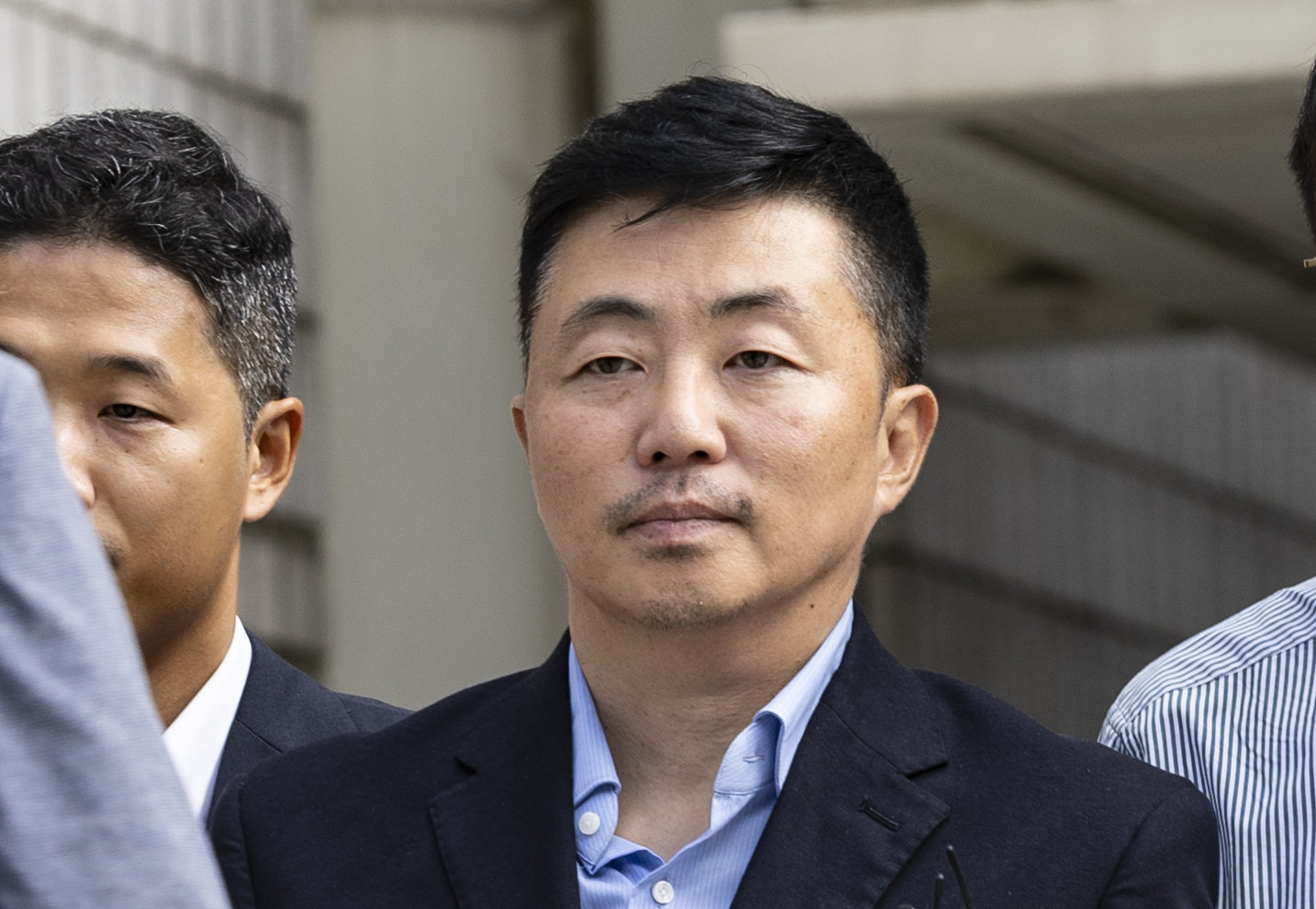 김건희 여사의 집사로 지목된 김예성씨가 15일 서울 서초구 서울중앙지법에 구속 전 피의자심문(영장실질심사)를 마치고 법원 청사를 나서고 있다. 2025.08.15. [서울=뉴시스]