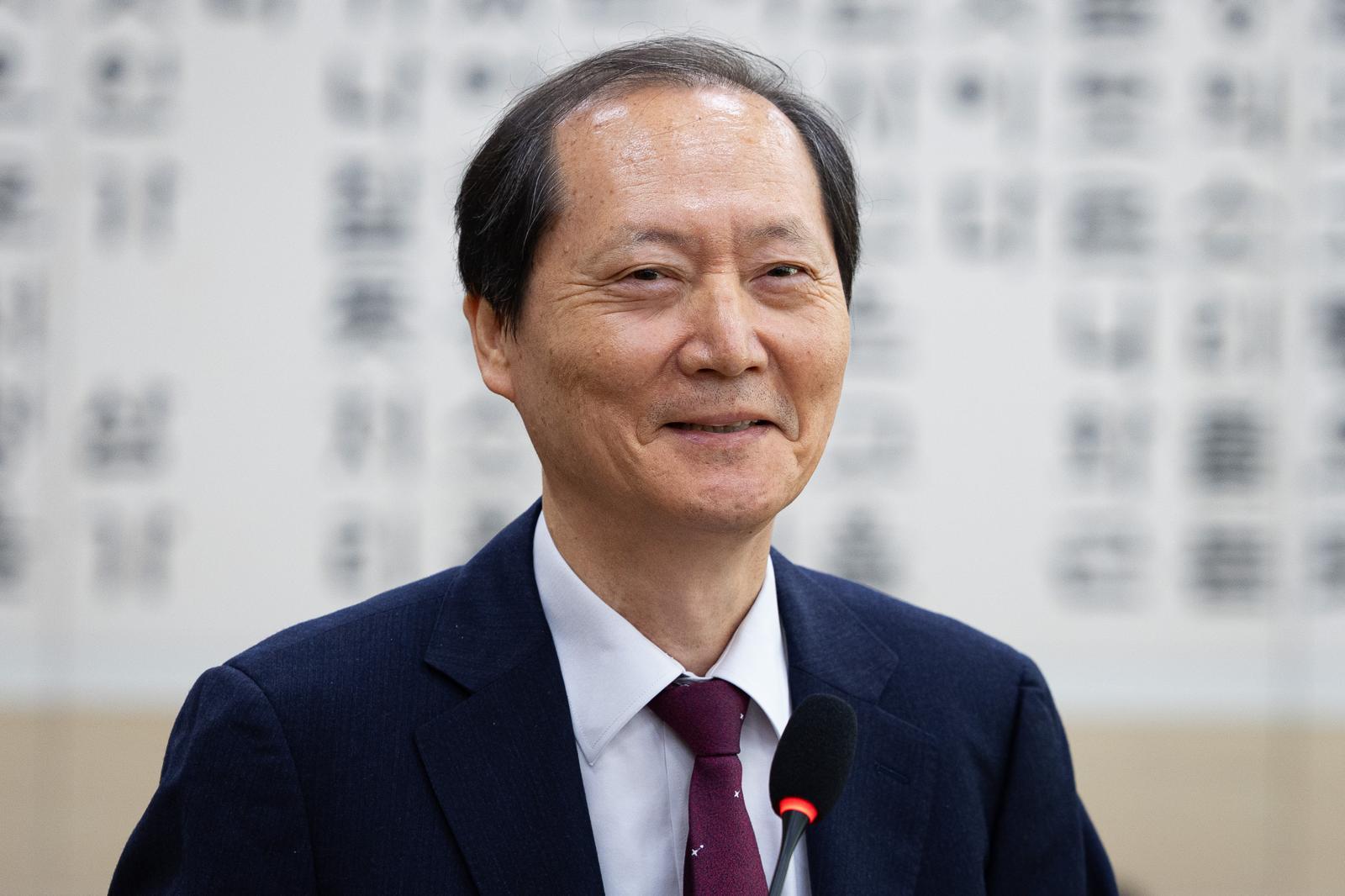 이완규 전 법제처장이 24일 서울 여의도 국회에서 열린 법제사법위원회의 법제처에 대한 국정감사에 출석해 증인선서를 거부하고 있다. 2025.10.24 뉴스1